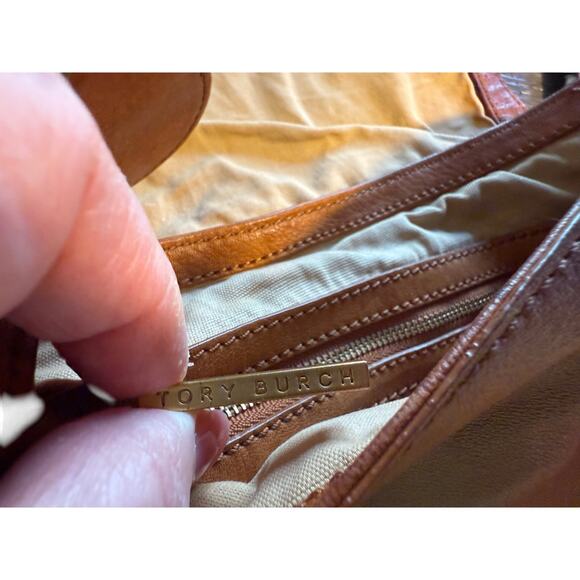 Tory Burch vintage messenger adjustable crossbody bag with metallic accents - Picture 6 of 10